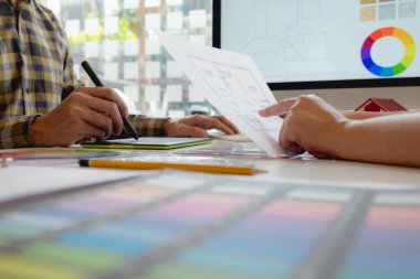 Mühendisler ve yaratıcı sanatçılar masa, iş, danışma, renk ve malzeme seçimi, ölçüm boyutu, serin renkler, yumuşak tonlar ve güzel tonlarda çalışırlar..