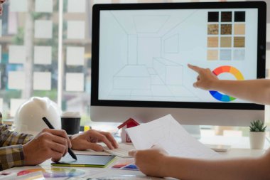 Mühendisler ve yaratıcı sanatçılar masa, iş, danışma, renk ve malzeme seçimi, ölçüm boyutu, serin renkler, yumuşak tonlar ve güzel tonlarda çalışırlar..