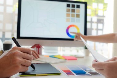 Mühendisler ve yaratıcı sanatçılar masa, iş, danışma, renk ve malzeme seçimi, ölçüm boyutu, serin renkler, yumuşak tonlar ve güzel tonlarda çalışırlar..