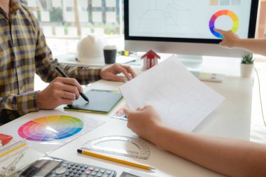 Mühendisler ve yaratıcı sanatçılar masa, iş, danışma, renk ve malzeme seçimi, ölçüm boyutu, serin renkler, yumuşak tonlar ve güzel tonlarda çalışırlar..