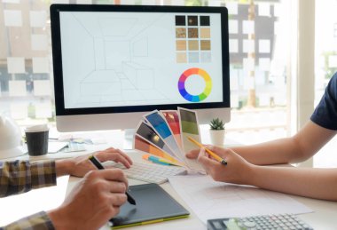 Mühendisler ve yaratıcı sanatçılar masa, iş, danışma, renk ve malzeme seçimi, ölçüm boyutu, serin renkler, yumuşak tonlar ve güzel tonlarda çalışırlar..