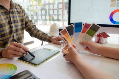 Mühendisler ve yaratıcı sanatçılar masa, iş, danışma, renk ve malzeme seçimi, ölçüm boyutu, serin renkler, yumuşak tonlar ve güzel tonlarda çalışırlar..