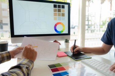 Mühendisler ve yaratıcı sanatçılar masa, iş, danışma, renk ve malzeme seçimi, ölçüm boyutu, serin renkler, yumuşak tonlar ve güzel tonlarda çalışırlar..