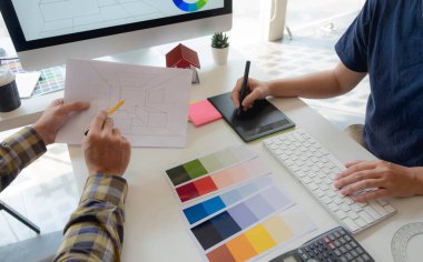 Mühendisler ve yaratıcı sanatçılar masa, iş, danışma, renk ve malzeme seçimi, ölçüm boyutu, serin renkler, yumuşak tonlar ve güzel tonlarda çalışırlar..