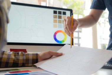 Mühendisler ve yaratıcı sanatçılar masa, iş, danışma, renk ve malzeme seçimi, ölçüm boyutu, serin renkler, yumuşak tonlar ve güzel tonlarda çalışırlar..