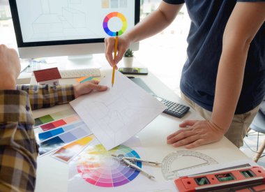 Mühendisler ve yaratıcı sanatçılar masa, iş, danışma, renk ve malzeme seçimi, ölçüm boyutu, serin renkler, yumuşak tonlar ve güzel tonlarda çalışırlar..