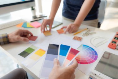 Mühendisler ve yaratıcı sanatçılar masa, iş, danışma, renk ve malzeme seçimi, ölçüm boyutu, serin renkler, yumuşak tonlar ve güzel tonlarda çalışırlar..