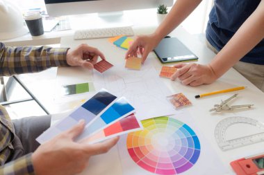 Mühendisler ve yaratıcı sanatçılar masa, iş, danışma, renk ve malzeme seçimi, ölçüm boyutu, serin renkler, yumuşak tonlar ve güzel tonlarda çalışırlar..