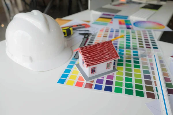 Mühendisler ve yaratıcı sanatçılar masa, iş, danışma, renk ve malzeme seçimi, ölçüm boyutu, serin renkler, yumuşak tonlar ve güzel tonlarda çalışırlar..