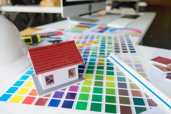 Mühendisler ve yaratıcı sanatçılar masa, iş, danışma, renk ve malzeme seçimi, ölçüm boyutu, serin renkler, yumuşak tonlar ve güzel tonlarda çalışırlar..