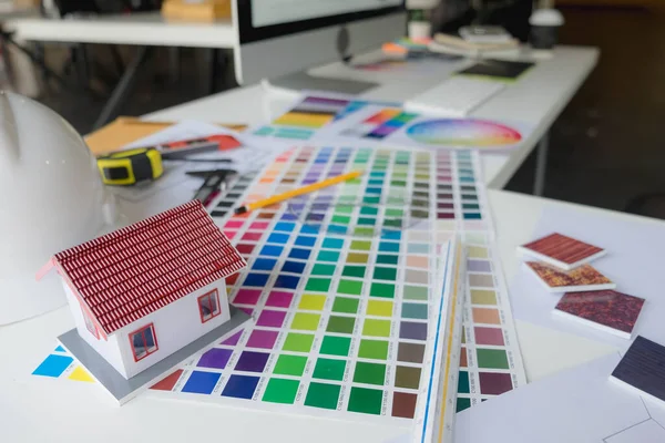 Mühendisler ve yaratıcı sanatçılar masa, iş, danışma, renk ve malzeme seçimi, ölçüm boyutu, serin renkler, yumuşak tonlar ve güzel tonlarda çalışırlar..