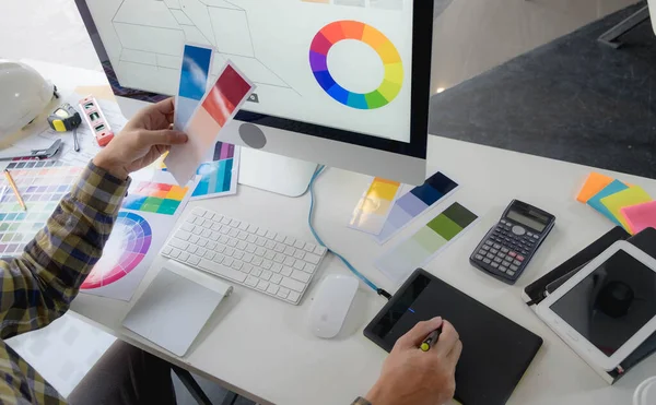 Mühendisler ve yaratıcı sanatçılar masa, iş, danışma, renk ve malzeme seçimi, ölçüm boyutu, serin renkler, yumuşak tonlar ve güzel tonlarda çalışırlar..