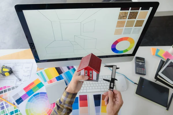 Mühendisler ve yaratıcı sanatçılar masa, iş, danışma, renk ve malzeme seçimi, ölçüm boyutu, serin renkler, yumuşak tonlar ve güzel tonlarda çalışırlar..