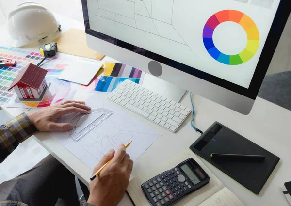 Mühendisler ve yaratıcı sanatçılar masa, iş, danışma, renk ve malzeme seçimi, ölçüm boyutu, serin renkler, yumuşak tonlar ve güzel tonlarda çalışırlar..