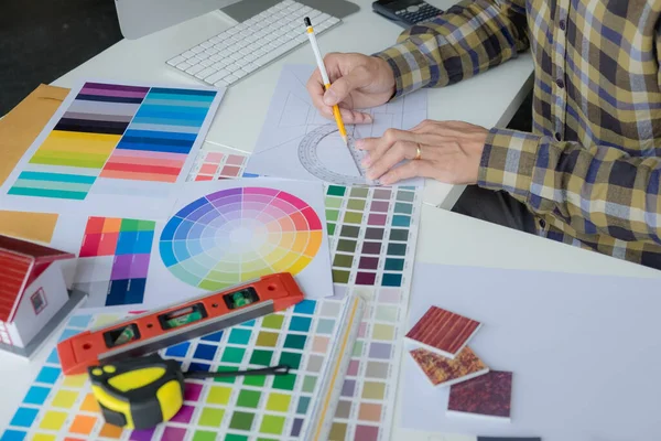 Mühendisler ve yaratıcı sanatçılar masa, iş, danışma, renk ve malzeme seçimi, ölçüm boyutu, serin renkler, yumuşak tonlar ve güzel tonlarda çalışırlar..