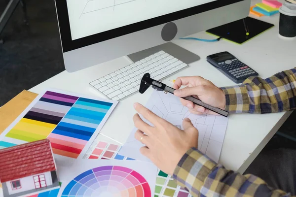 Mühendisler ve yaratıcı sanatçılar masa, iş, danışma, renk ve malzeme seçimi, ölçüm boyutu, serin renkler, yumuşak tonlar ve güzel tonlarda çalışırlar..