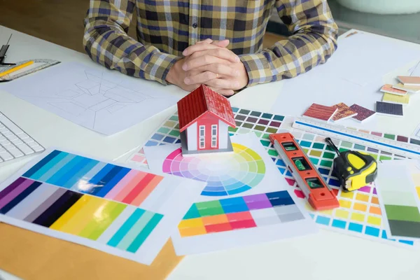 Mühendisler ve yaratıcı sanatçılar masa, iş, danışma, renk ve malzeme seçimi, ölçüm boyutu, serin renkler, yumuşak tonlar ve güzel tonlarda çalışırlar..