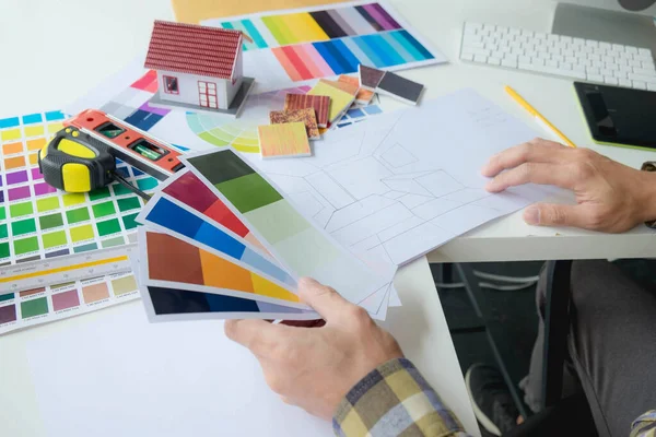 Mühendisler ve yaratıcı sanatçılar masa, iş, danışma, renk ve malzeme seçimi, ölçüm boyutu, serin renkler, yumuşak tonlar ve güzel tonlarda çalışırlar..