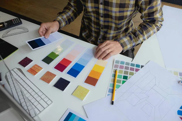 Mühendisler ve yaratıcı sanatçılar masa, iş, danışma, renk ve malzeme seçimi, ölçüm boyutu, serin renkler, yumuşak tonlar ve güzel tonlarda çalışırlar..