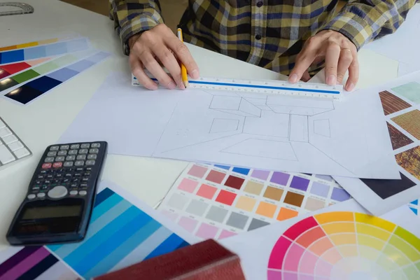 Mühendisler ve yaratıcı sanatçılar masa, iş, danışma, renk ve malzeme seçimi, ölçüm boyutu, serin renkler, yumuşak tonlar ve güzel tonlarda çalışırlar..