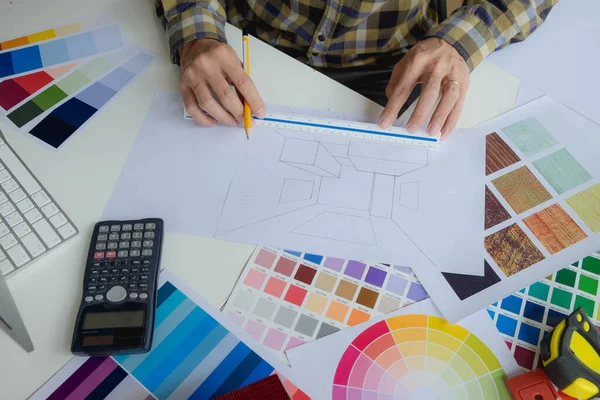 Mühendisler ve yaratıcı sanatçılar masa, iş, danışma, renk ve malzeme seçimi, ölçüm boyutu, serin renkler, yumuşak tonlar ve güzel tonlarda çalışırlar..