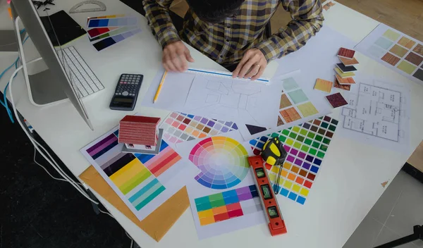 Mühendisler ve yaratıcı sanatçılar masa, iş, danışma, renk ve malzeme seçimi, ölçüm boyutu, serin renkler, yumuşak tonlar ve güzel tonlarda çalışırlar..