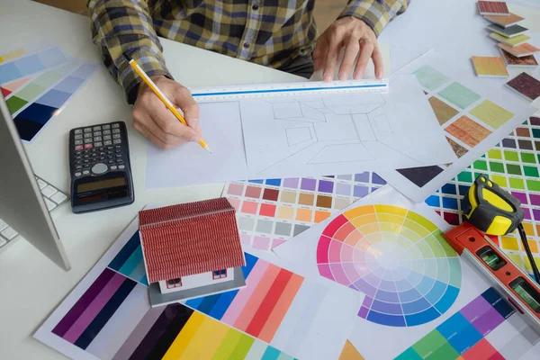 Mühendisler ve yaratıcı sanatçılar masa, iş, danışma, renk ve malzeme seçimi, ölçüm boyutu, serin renkler, yumuşak tonlar ve güzel tonlarda çalışırlar..