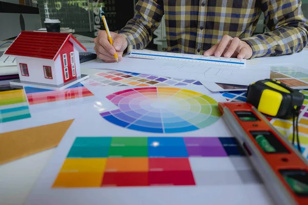 Mühendisler ve yaratıcı sanatçılar masa, iş, danışma, renk ve malzeme seçimi, ölçüm boyutu, serin renkler, yumuşak tonlar ve güzel tonlarda çalışırlar..