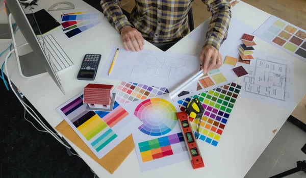 Mühendisler ve yaratıcı sanatçılar masa, iş, danışma, renk ve malzeme seçimi, ölçüm boyutu, serin renkler, yumuşak tonlar ve güzel tonlarda çalışırlar..