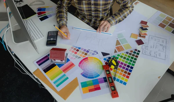 Mühendisler ve yaratıcı sanatçılar masa, iş, danışma, renk ve malzeme seçimi, ölçüm boyutu, serin renkler, yumuşak tonlar ve güzel tonlarda çalışırlar..