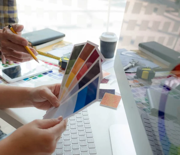 Mühendisler ve yaratıcı sanatçılar masa, iş, danışma, renk ve malzeme seçimi, ölçüm boyutu, serin renkler, yumuşak tonlar ve güzel tonlarda çalışırlar..