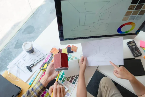 Mühendisler ve yaratıcı sanatçılar masa, iş, danışma, renk ve malzeme seçimi, ölçüm boyutu, serin renkler, yumuşak tonlar ve güzel tonlarda çalışırlar..