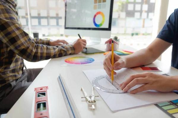 Mühendisler ve yaratıcı sanatçılar masa, iş, danışma, renk ve malzeme seçimi, ölçüm boyutu, serin renkler, yumuşak tonlar ve güzel tonlarda çalışırlar..