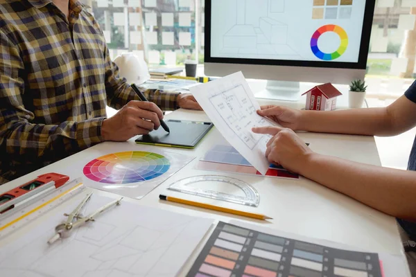 Mühendisler ve yaratıcı sanatçılar masa, iş, danışma, renk ve malzeme seçimi, ölçüm boyutu, serin renkler, yumuşak tonlar ve güzel tonlarda çalışırlar..