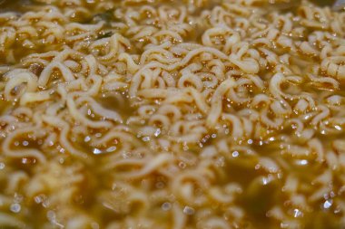 Baharatlı kırmızı çorbalı hazır şehriye.