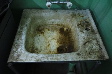 Eski, kirli, paslı lavaboyu kapat.