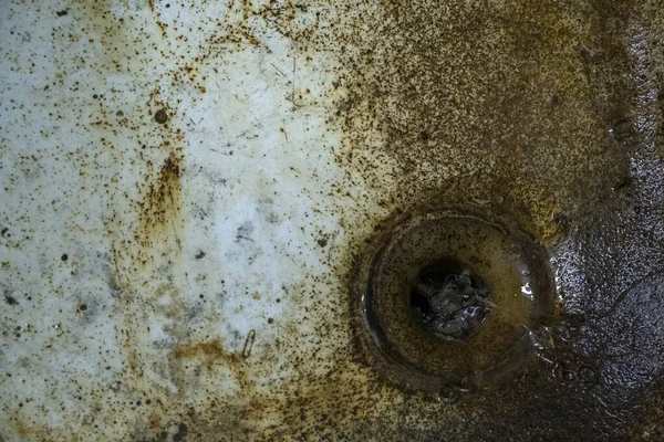 Eski, paslı lavabonun üst katındaki manzarayı kapat.