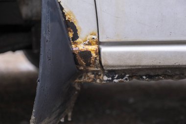 Arabanın gövdesinde ve kapılarında sert aşınma ve pas var..