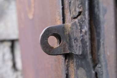 Eski paslı bir anahtarın metal bir anahtar deliğinde yakın plan fotoğrafı..