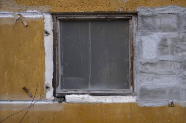 yaşlı yıpranmış sokak duvar ile bir pencere.