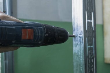 Kız elektrikli tornavida metal profil içine vida