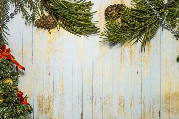 Noel ve Yeni Yıl arkaplanlarında ışık var. Taze ladin dalı ve çıkıntıları. Oyuncak Noel ağacı. Boşluğu kopyala