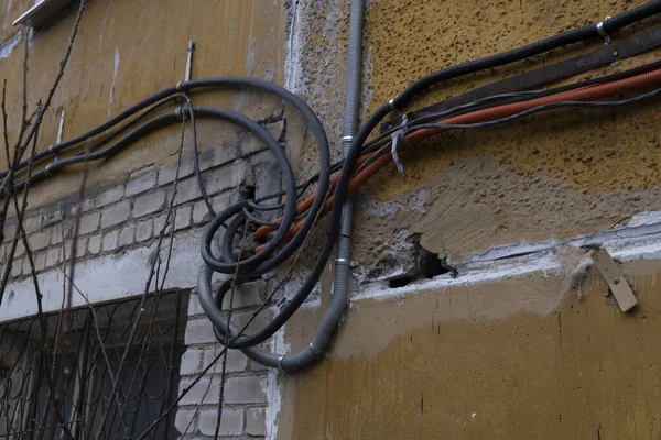 Elektrik kabloları sarı duvara kırmızı ve siyah kablo döşenmiş.