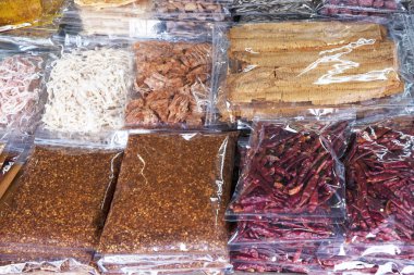 Kurutulmuş deniz balığından yapılan deniz ürünleri pazarda satışa sunuldu..