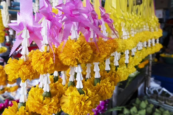 Tradicional ofrenda budista de Asia oriental hecha con flores de caléndula, Tailandia —  Fotos de Stock