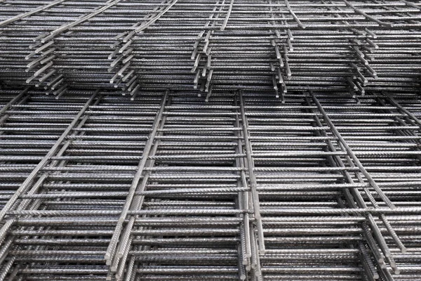 Vergalhão, barras de reforço ou de aço de perto, aço de reforço, malha de fios de aço usado como um dispositivo de tensão em concreto armado . — Fotografia de Stock