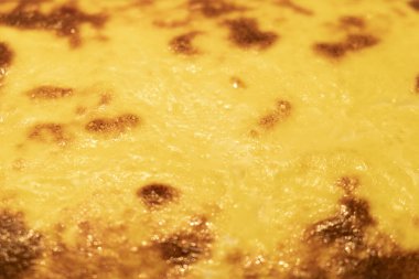 Nefis yumurta ve peynirli güveç. Yakın plan.