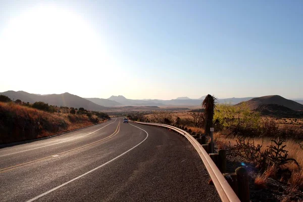 Endlose Landstraße in großer Kurve Nationalpark - Reiseabenteuer-Konzept, USA - Texas — Stockfoto