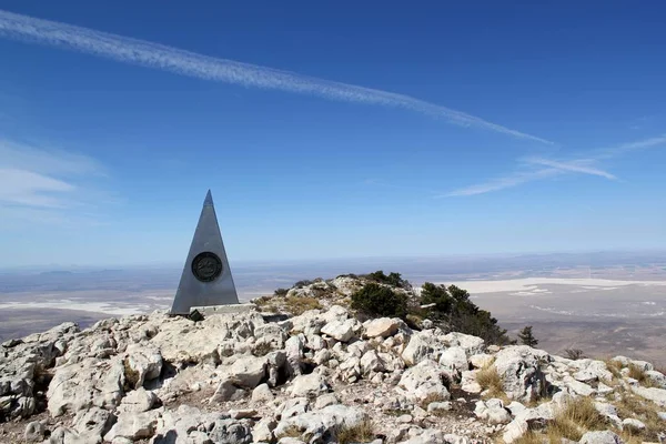 Logrado: Cumbre de Moutain Peak. Pico Guadalupe 2667m 8,751 pies la montaña más alta de Texas . — Foto de Stock