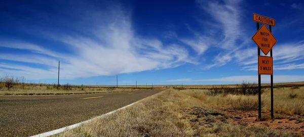 Strada senza fine nel deserto - USA - Autostrada panoramica — Foto Stock